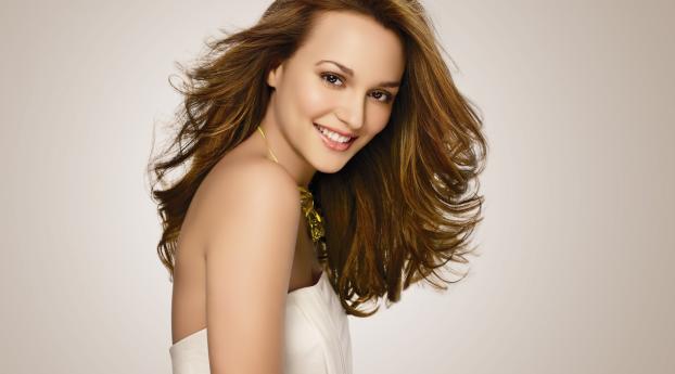 Leighton Meester Smile Images Wallpaper 1024x768 Resolution