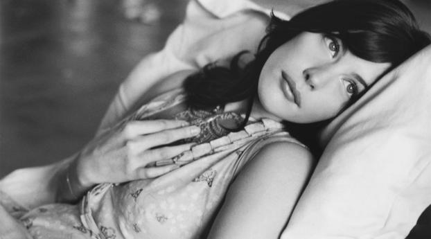 Liv Tyler Black And White Images Wallpaper 320x480 Resolution
