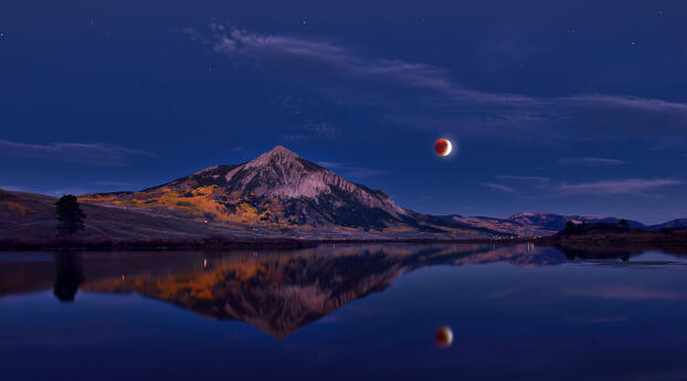 Lunar Eclipse Above Mount Crested Butte HD Colorado Wallpaper 1080x2220 Resolution