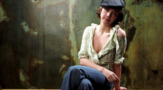 Maggie Gyllenhaal Cleavage Pic Wallpaper 1360x768 Resolution