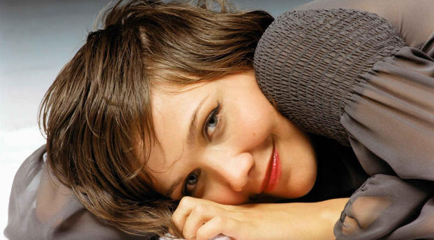 Maggie Gyllenhaal Cute Pic Wallpaper 720x1520 Resolution