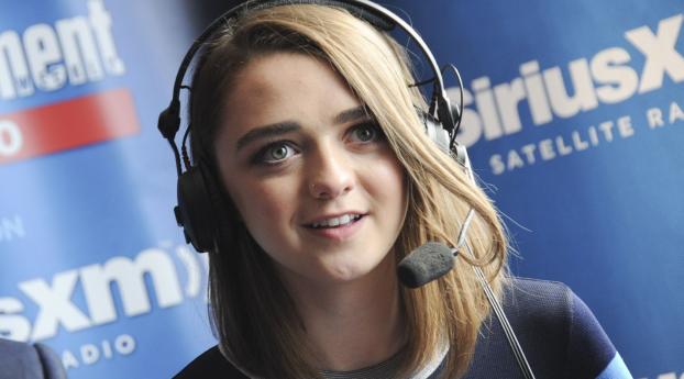 maisie williams, actress, microphone Wallpaper 1336x768 Resolution