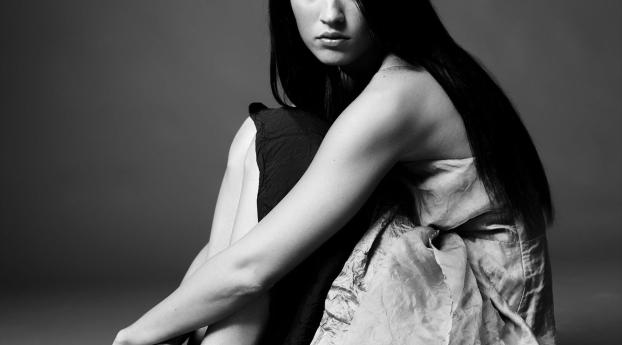 Megan Fox Black and white  Wallpaper 1080x2220 Resolution