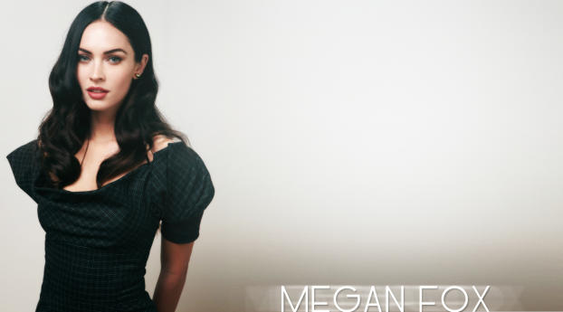 Megan Fox cute photo  Wallpaper 2560x1400 Resolution