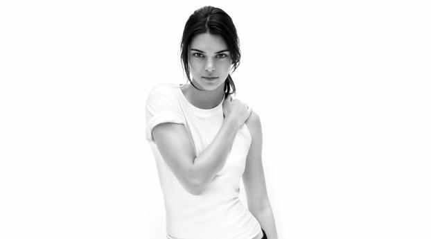 Model Kendall Jenner Monochrome Wallpaper 480x960 Resolution