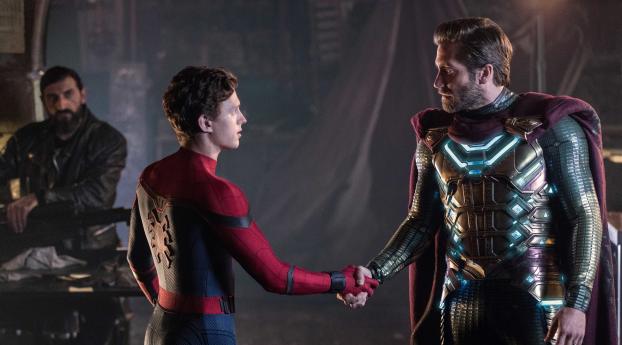 Mysterio and Spider Man Far From Home Wallpaper 320x480 Resolution
