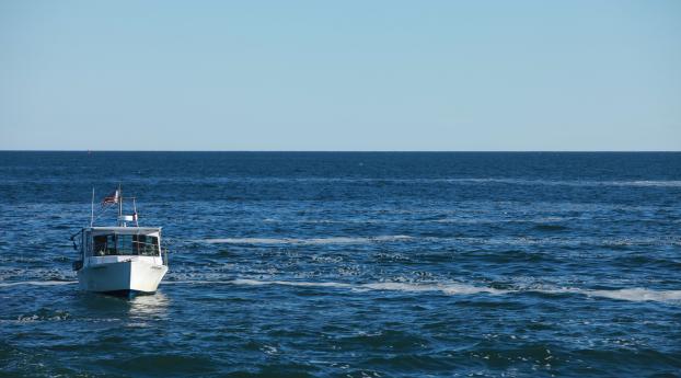 ocean, boat, waves Wallpaper 640x960 Resolution
