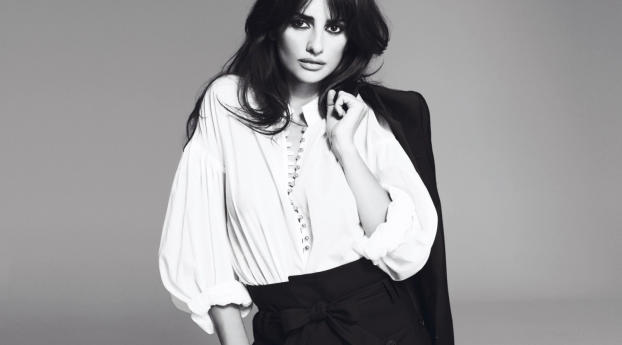 Penelope Cruz Gorgeous Black and White wallpapers Wallpaper 1280x2120 Resolution