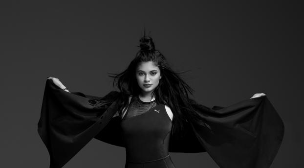 Pretty Kylie Jenner Monochrome Wallpaper 480x480 Resolution