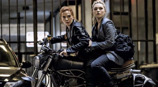 Scarlett Johansson & Florence Pugh in Black Widow Wallpaper