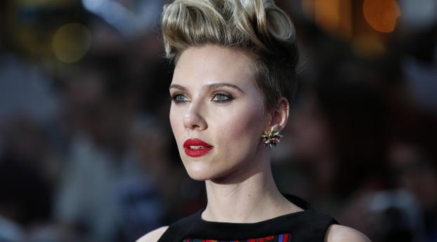 Scarlett Johansson in Short Hair Wallpaper 2560x1440 Resolution