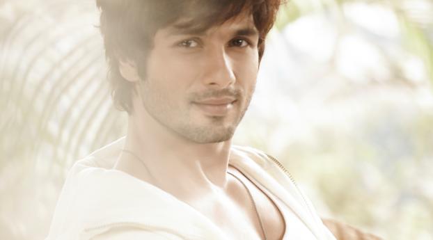 Shahid Kapoor Awesome Hair style Pics Wallpaper 240x320 Resolution