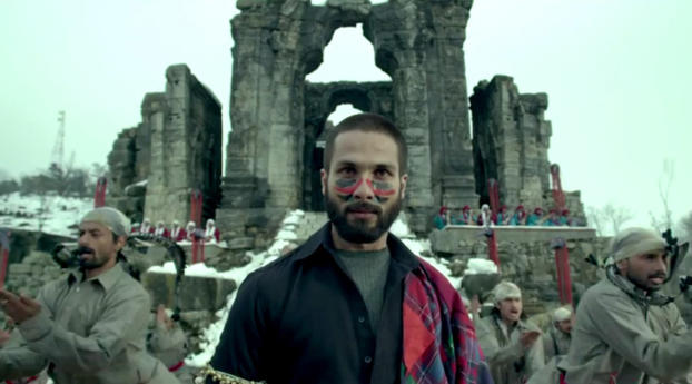 Shahid Kapoor New Look In Haider Pics Wallpaper 1360x768 Resolution