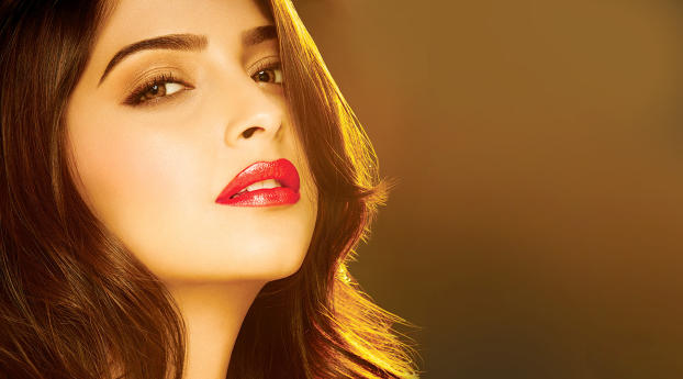 Sonam Kapoor Sexiest Pics Wallpaper 1080x2244 Resolution