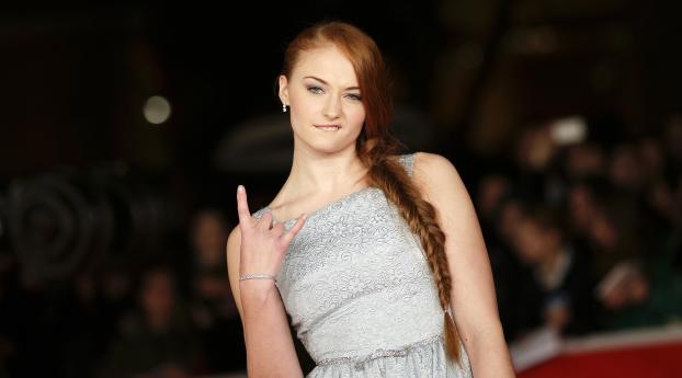 Sophie Turner Actress in Event Pose Wallpaper 1080x224 Resolution