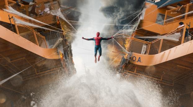  Spiderman Homecoming Boat Fight Scene Wallpaper 1080x2400 Resolution