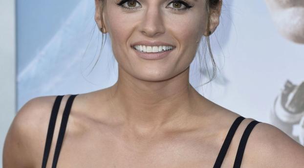 Stana Katic At Elysium Premiere In Westwood Wallpaper 3449x1440 Resolution