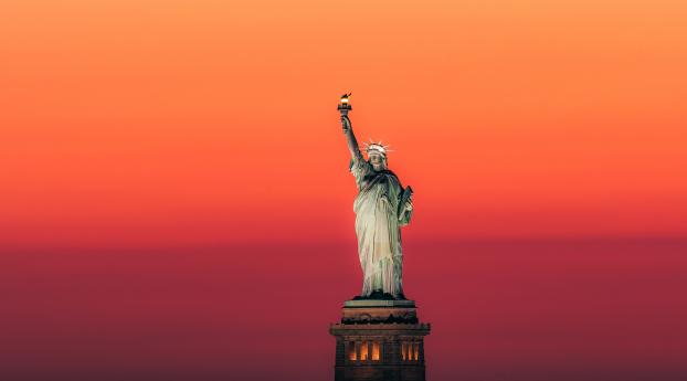 Statue of Liberty Gradient Art Wallpaper 720x1480 Resolution