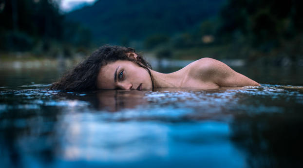 Stefano Cencio Brunette Model In Water Wallpaper 1440x3100 Resolution