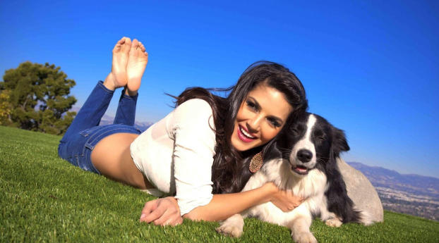 Sunny Leone With Dog  Wallpaper 1080x2280 Resolution