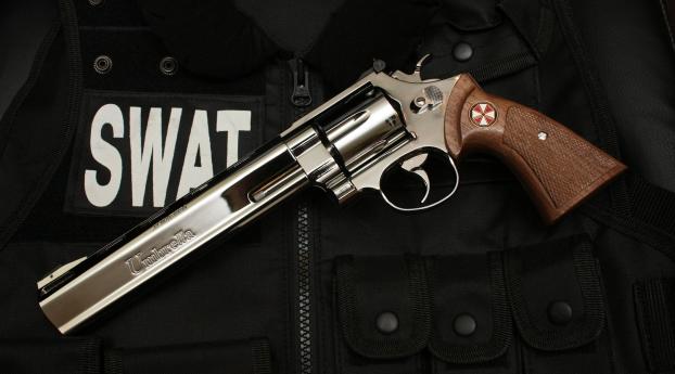 swat, pistol, bulletproof vest Wallpaper