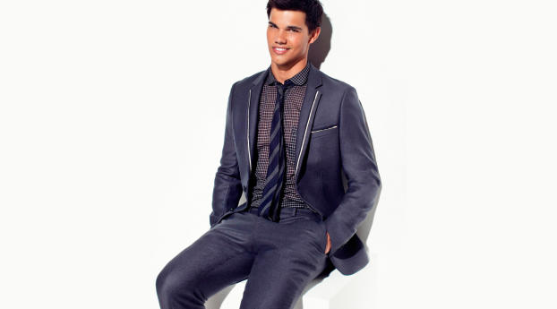 Taylor Lautner In Suit Smiling wallpaper Wallpaper 2560x1440 Resolution