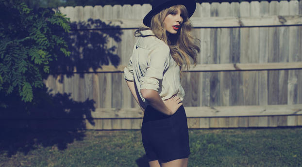 Taylor Swift in black hat wallpaper Wallpaper 1280x769 Resolution