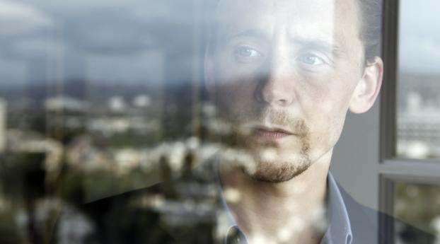 tom hiddleston, actor, glass Wallpaper 1242x2688 Resolution