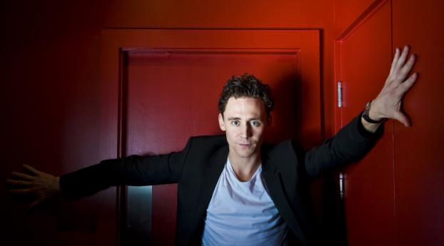 tom hiddleston, actor, photoshoot Wallpaper 720x1548 Resolution
