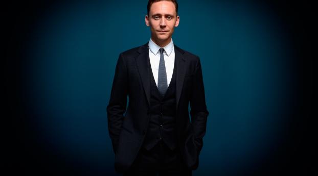 tom hiddleston, man, suit Wallpaper 2932x2932 Resolution