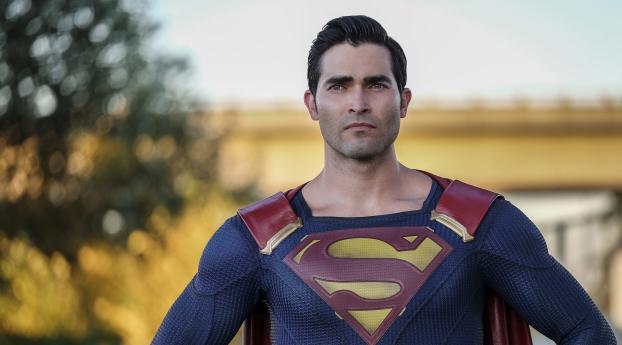 Tyler Hoechlin as Clark Kent Superman Wallpaper 580x550 Resolution