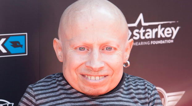 verne troyer, actor, stand-up comedian Wallpaper 1080x2280 Resolution