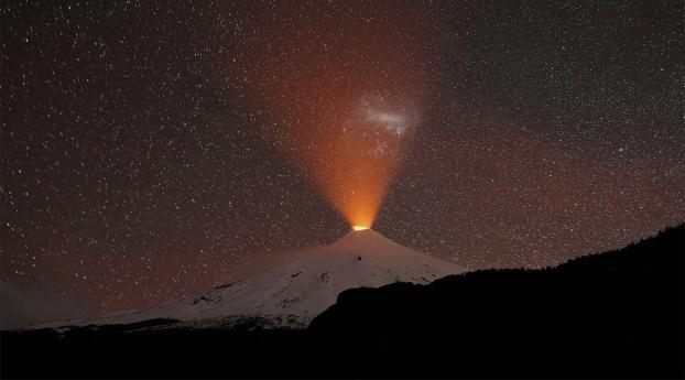 Villarrica Volcano in Chile Wallpaper 2932x2932 Resolution