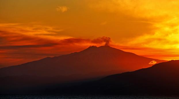 Volcano in Italy Sunset Wallpaper 3000x3000 Resolution